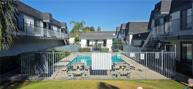 Building Photo - 1319 Oakwood Dr W
