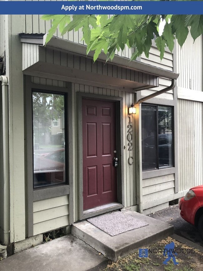 Building Photo - Nice 2 Story 3 Bedroomd 2 Bathrooms-Townhome