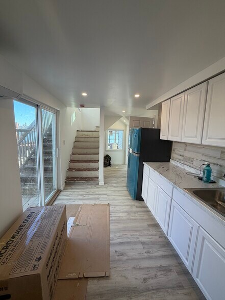 Building Photo - 1658 W Riverside Dr