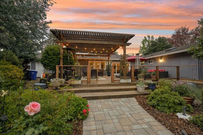 Building Photo - Single-Level Three-Bedroom Retreat in Napa...