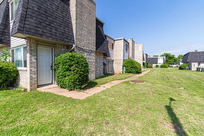 Building Photo - Renovated Condo in Norman!