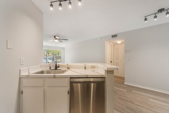 Building Photo - Charming 1-Bedroom Condo Retreat in Orlando - Conveniently Located!