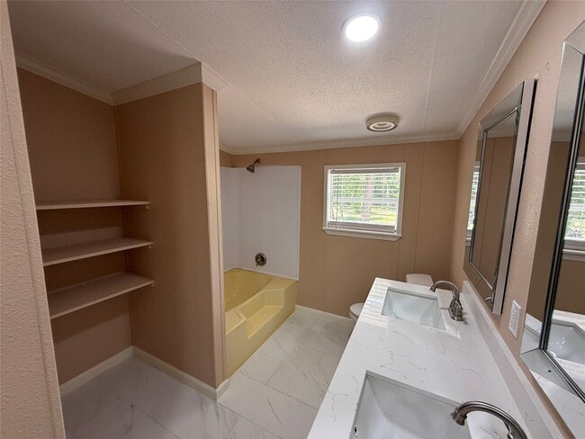 Building Photo - 16767 Oak Knoll Dr