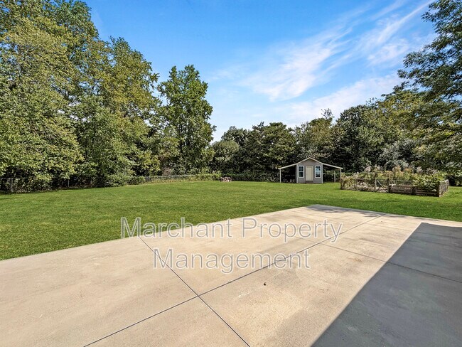 Building Photo - 5 Oak Hollow Ct