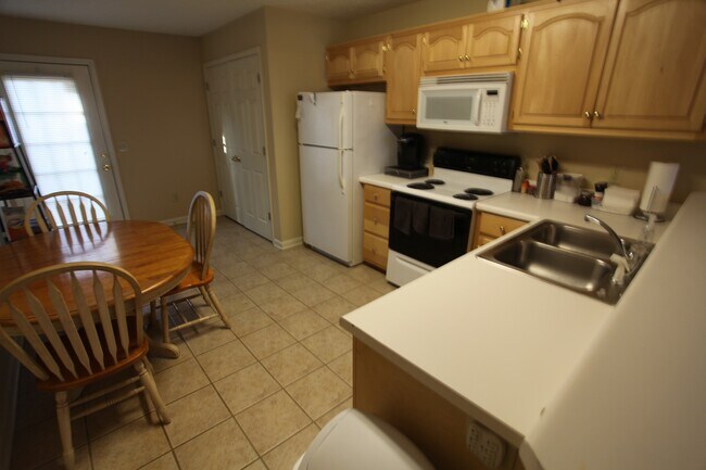 Building Photo - 3B/3B Duplex On Tiger Transit Available August 2026!