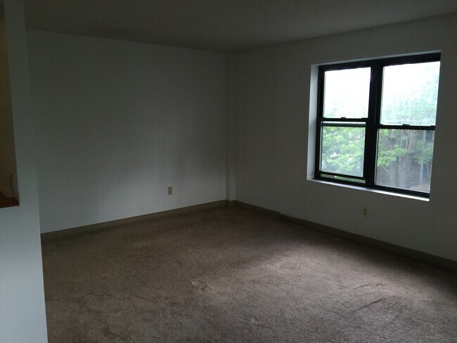 Building Photo - Spacious 3-bed 1.5 Bath in Excellent Neigh...