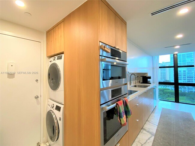 Building Photo - 1121 Crandon Blvd