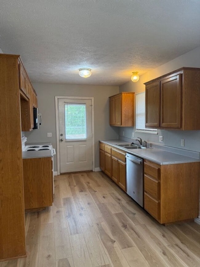 Building Photo - Remodeled Duplex in Ozark!