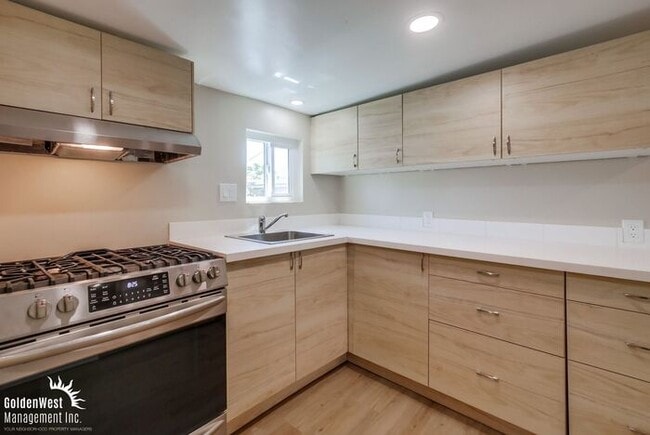 Building Photo - Newly Remodeled 4Bdm 2Ba Home Located in t...