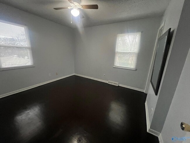 Building Photo - 409 Cumberland Dr SE