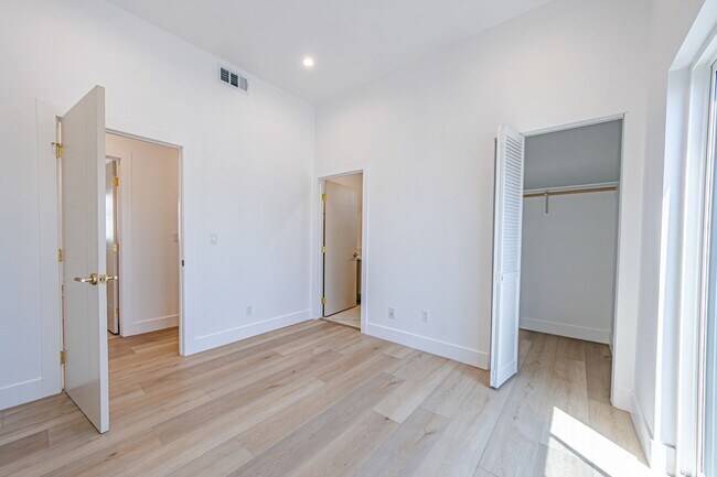 Building Photo - 242 1/2 N Dillon St