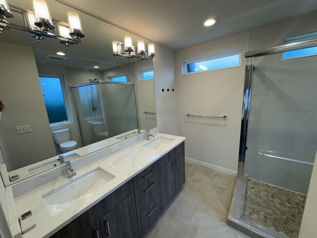 Building Photo - 2bd/1.75bs Seattle Townhome