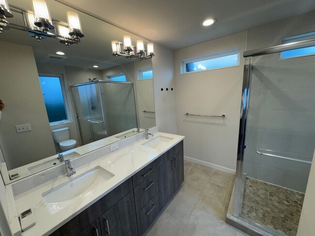 Building Photo - 2bd/1.75bs Seattle Townhouse