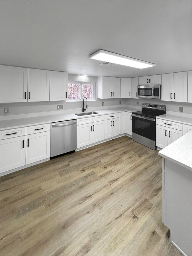 Building Photo - Welcome to this newly remodeled gem located in the heart of Collier, PA.