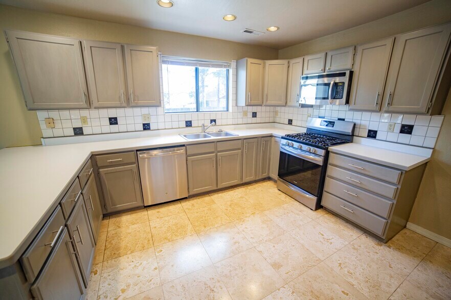Building Photo - 2562 N Fox Run Dr