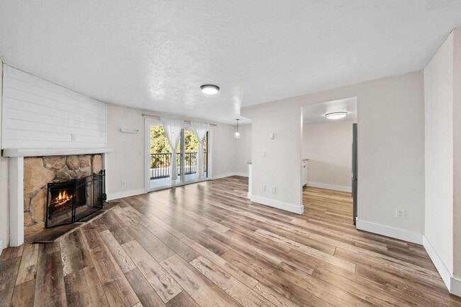 Primary Photo - 2-Bed Condo in Kent – Fireplace, Balcony & Convenient Location!