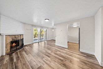 Building Photo - 2-Bed Condo in Kent – Fireplace, Balcony &...