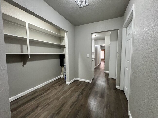 Building Photo - Beautifully Renovated 3 Bed, 1 Bath House