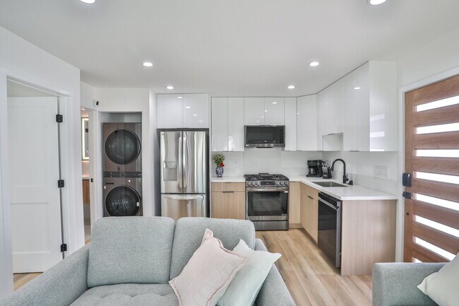 Building Photo - Beautiful, Fully Furnished 1BR w/ appliances wash/dryer INCL