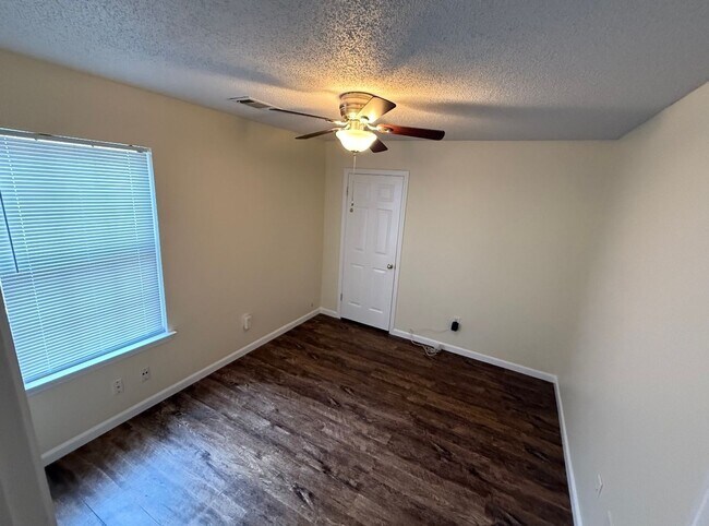 Building Photo - Beautifully updated 3-bedroom, 2.5-bathroom home