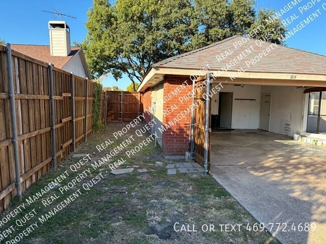 Building Photo - 814 Meandering Way