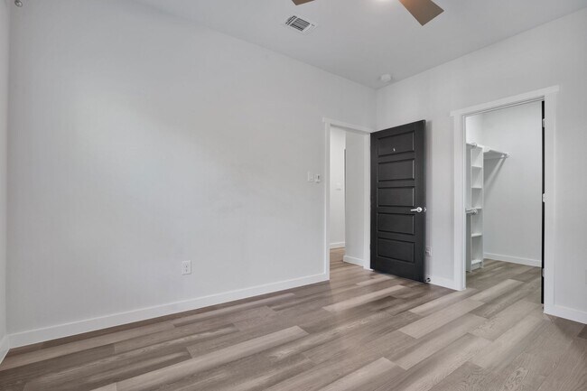 Building Photo - Modern Comfort Minutes from Downtown