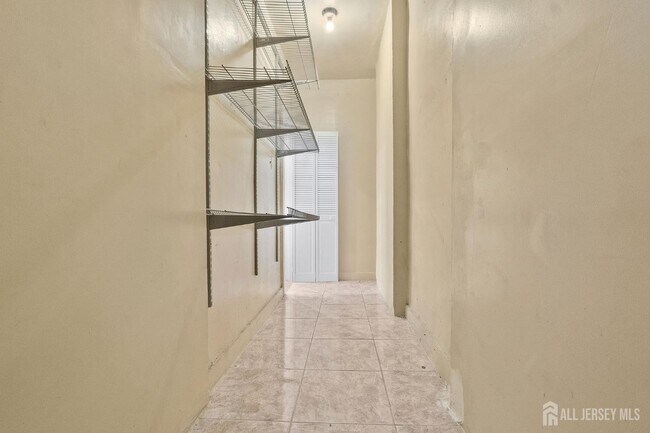 Building Photo - 213 Maple Ave
