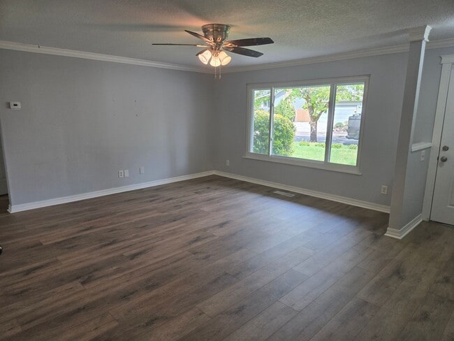 Building Photo - Hyland Hills 5 Bedroom Gem