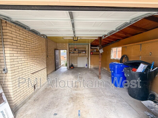 Building Photo - 1011 Claremont Dr