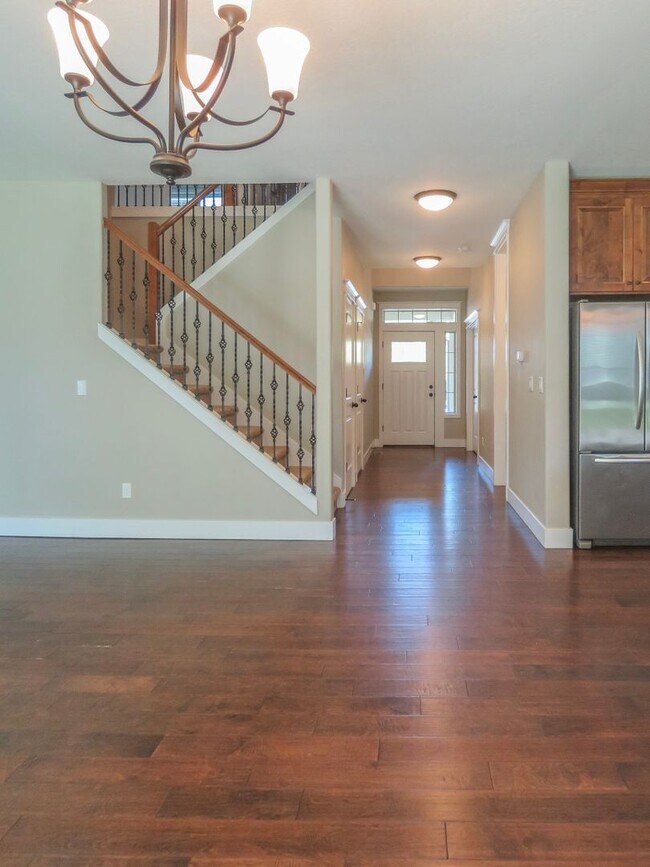 Building Photo - 5 Bedroom 3 Bathroom home available in New...