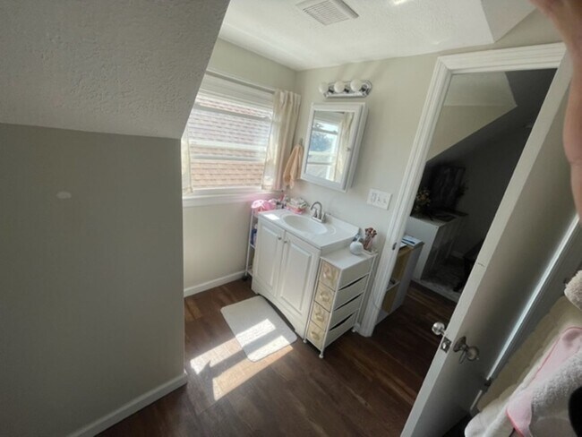 Building Photo - 147 Meade Ave
