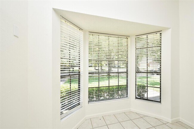 Building Photo - 2035 Shorewood Ln