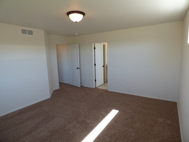 Building Photo - Two Story 3 Bed / 2.5 Bath Home in Windsor!