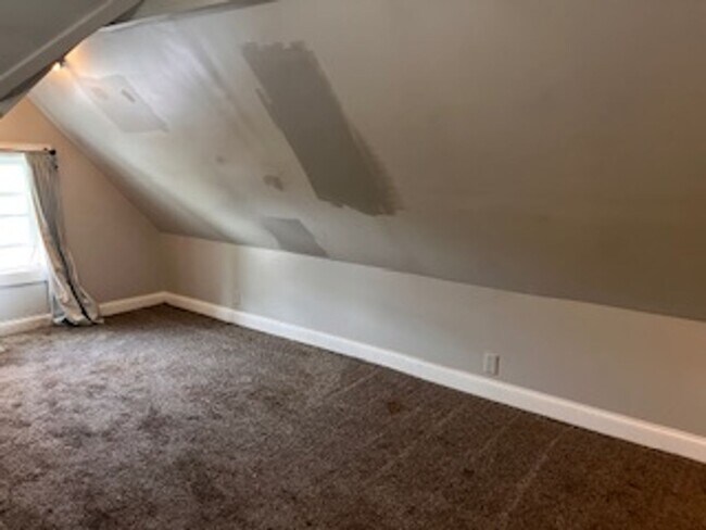 Building Photo - Just minutes away from IUPUI's campus and ...