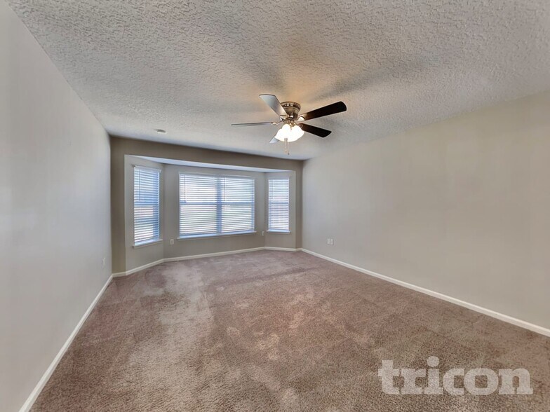 Building Photo - 11238 Justin Oaks Dr N