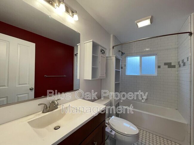 Building Photo - 570 E 19th St