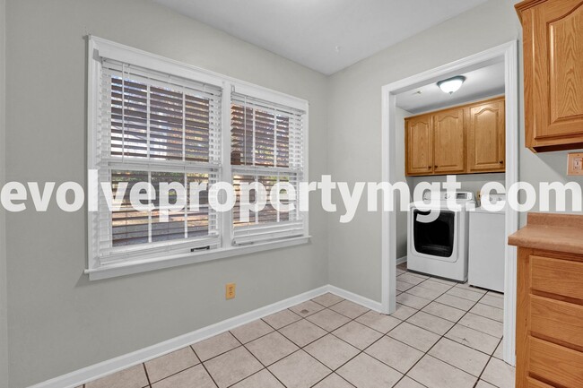 Building Photo - PRIME LOCATION WITH SPACIOUS LIVING!