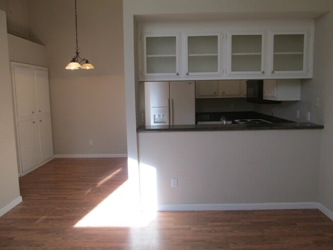 Building Photo - Cozy Living in the Heart of Brentwood