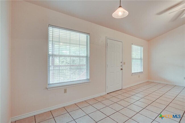 Building Photo - 412 Burleson St