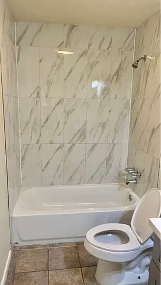 Bathtub - 705 Vouray Dr