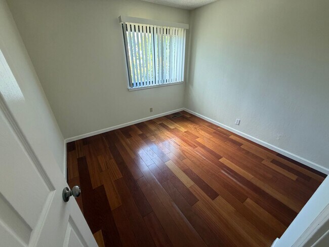 Building Photo - 3423 Catalina Ave