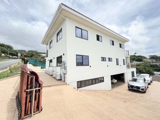 Building Photo - Prestigious Makiki Home For Rent 7BD 4BA with Split AC & Panoramic Mountain and City View!
