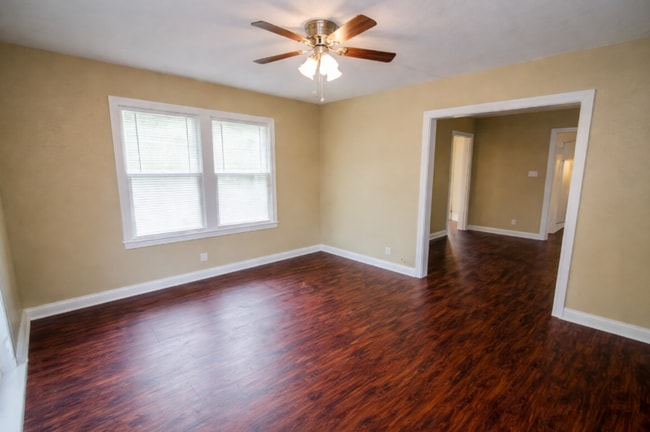 Building Photo - Spacious Cozy Home in Eastlawn