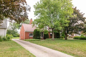 Building Photo - Charming 4-Bedroom Home in Prime Beachwood...