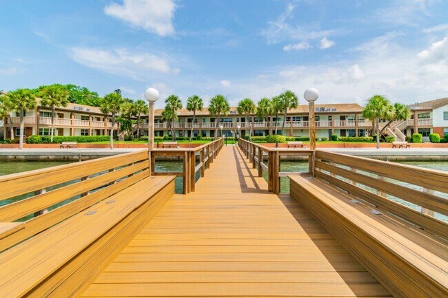 Building Photo - 650 Pinellas Point Dr S