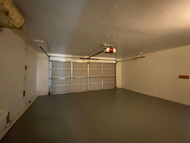 Building Photo - Large Four Bed, Three Bath Home with a Pool