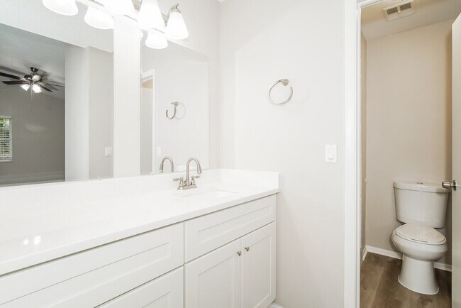 Building Photo - 565 Portland Cir