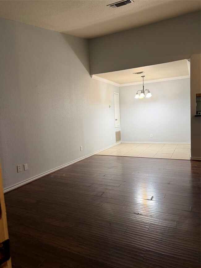 Building Photo - 732 Memorial Mews St