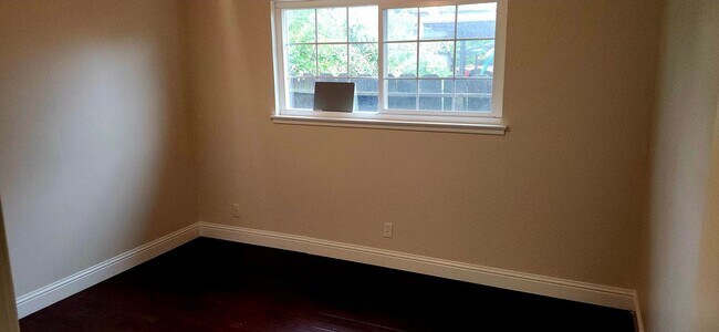 Building Photo - Beautiful Home with Pool, Garage – Availab...