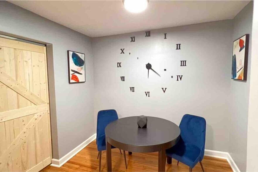 Building Photo - 7047 Hampton Ave